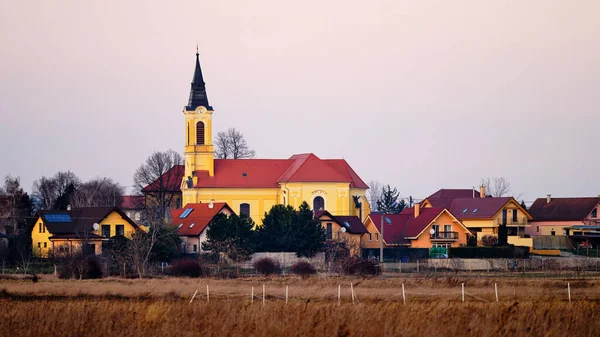 Velky Biel Krajobraz Wsi Słowacji Pola Domy Kościół Zdobyte Przez — Zdjęcie stockowe