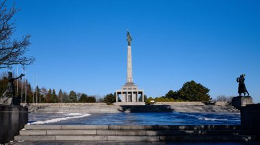 Sovyet ordusunun Bratislava, Slovakya 'yı kurtarırken öldürülen askerlerinin anıtı ve mezarlığı.