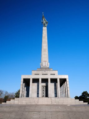 Sovyet ordusunun Bratislava, Slovakya 'yı kurtarırken öldürülen askerlerinin anıtı ve mezarlığı.
