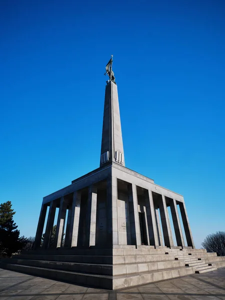 Sovyet ordusunun Bratislava, Slovakya 'yı kurtarırken öldürülen askerlerinin anıtı ve mezarlığı.