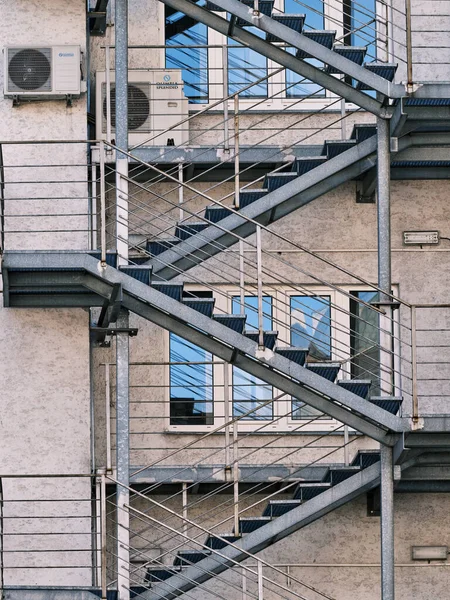 Κλίση Μεταλλική Σκάλα Στην Πρόσοψη Του Σπιτιού — Φωτογραφία Αρχείου