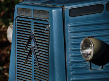 Eski bir Citroen savaş arabasının ön maskesi ve amblemi.