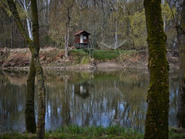 Slovakya, Morava nehri kıyısındaki balıkçı kulübesi.