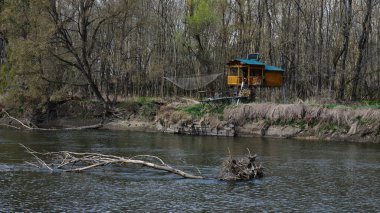 Slovakya, Morava nehri kıyısındaki balıkçı kulübesi.