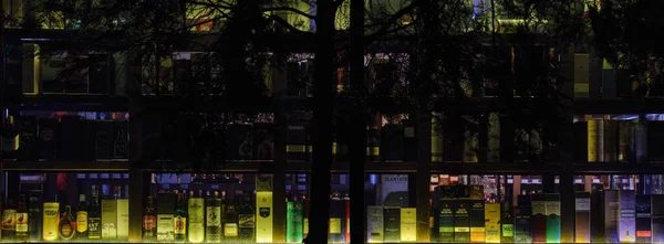 Okno Obchodu Alkoholem Noci — Stock fotografie