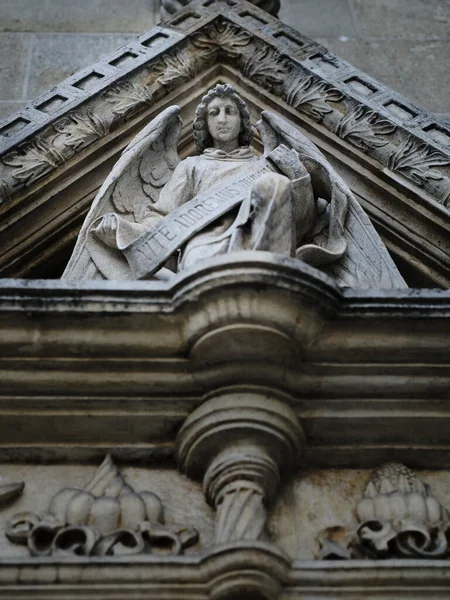 Statue Eines Engels Der Fassade Der Kirche — Stockfoto