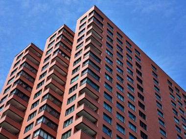 Slovakya 'nın Bratislava kentindeki modern kırmızı tuğlalı ev