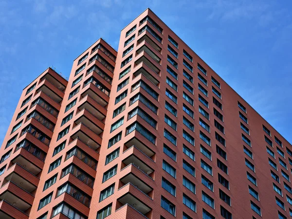 Slovakya 'nın Bratislava kentindeki modern kırmızı tuğlalı ev