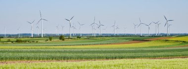 Avusturya 'da elektrik üretmek için yeşil alanlar ve metal yel değirmenleri