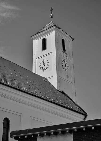 Wieża Kościoła Rusovcach Podwójnym Krzyżem Zegarem Czerni Bieli — Zdjęcie stockowe