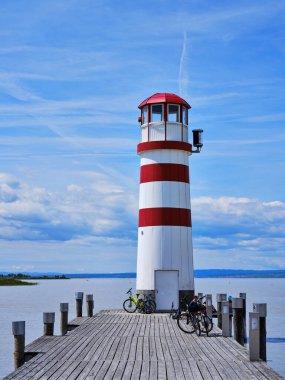 Avusturya 'daki Neusiedlersee Gölü' ndeki kırmızı-beyaz deniz feneri