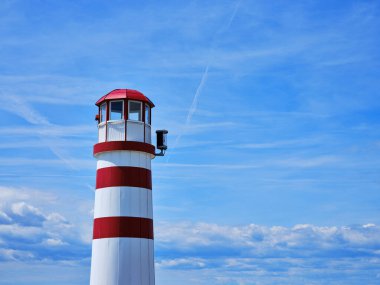 Avusturya 'daki Neusiedlersee Gölü' ndeki kırmızı-beyaz deniz feneri