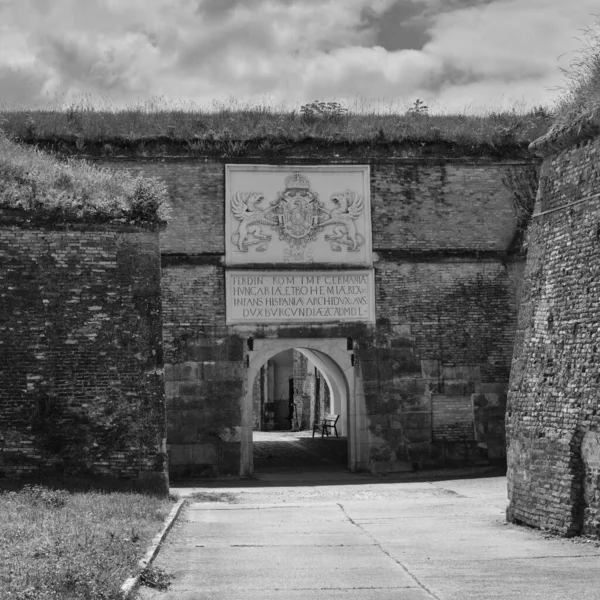 페르디난트 황제의 문장이 새겨진 검은색 흰색의 요새에 페르디난드의 — 스톡 사진