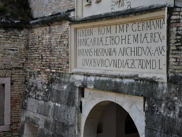 Ferdinandstor Der Alten Festung Komrno Mit Der Inschrift Und Dem — Stockfoto