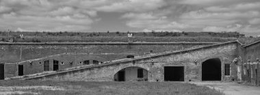 Komarno 'daki eski kale harabeleri siyah beyaz, Slovakya