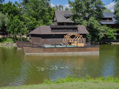 Kolrovo 'daki su değirmeni güzel yeniden inşa edilmiş bir su değirmeni. Slovakya' da türünün tek örneği.