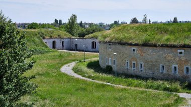 Komrno 'yu çevreleyen yarı dairesel takviye hattı 19. yüzyılda inşa edildi. 1993 yılında yeniden inşa edilen VI. Kalesi 'nin güney Rondella' sında ziyaretçilerini bekleyen Roma Lapidary 'si var.