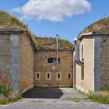 Komrno 'yu çevreleyen yarı dairesel takviye hattı 19. yüzyılda inşa edildi. 1993 yılında yeniden inşa edilen VI. Kalesi 'nin güney Rondella' sında ziyaretçilerini bekleyen Roma Lapidary 'si var.