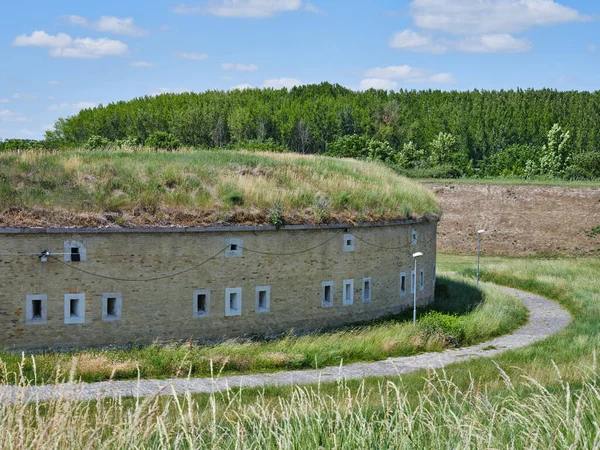 Komrno 'yu çevreleyen yarı dairesel takviye hattı 19. yüzyılda inşa edildi. 1993 yılında yeniden inşa edilen VI. Kalesi 'nin güney Rondella' sında ziyaretçilerini bekleyen Roma Lapidary 'si var.