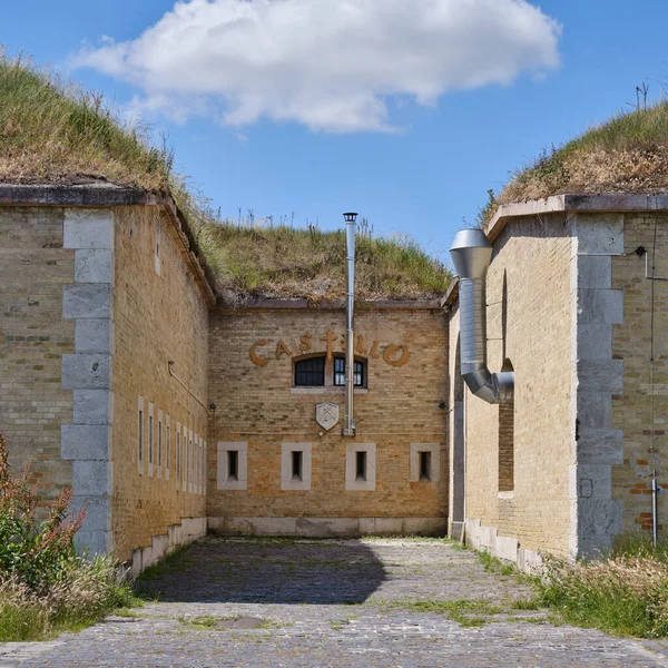 Komrno 'yu çevreleyen yarı dairesel takviye hattı 19. yüzyılda inşa edildi. 1993 yılında yeniden inşa edilen VI. Kalesi 'nin güney Rondella' sında ziyaretçilerini bekleyen Roma Lapidary 'si var.