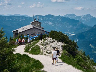 Kehlsteinhaus (Kartal Yuvası), Almanya 'nın güneydoğusundaki Berchtesgaden kasabası yakınlarındaki Obersalzberg üzerinde yükselen bir kaya çıkıntısı olan Kehlstein' in tepesine inşa edilmiş bir Nazi binasıdır.