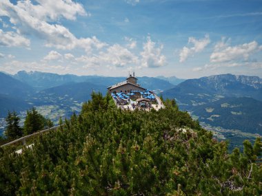 Kehlsteinhaus (Kartal Yuvası), Almanya 'nın güneydoğusundaki Berchtesgaden kasabası yakınlarındaki Obersalzberg üzerinde yükselen bir kaya çıkıntısı olan Kehlstein' in tepesine inşa edilmiş bir Nazi binasıdır.
