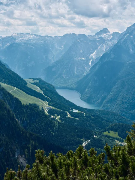 Konigssee Gölü 'ndeki Kehlstein tepesinden manzara ve güzel doğa, Berchtesgaden, Almanya