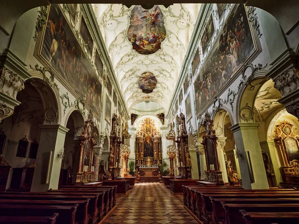 Interior Uma Bela Igreja Velha Cheia Pinturas Coloridas Salzburgo Áustria — Fotografia de Stock