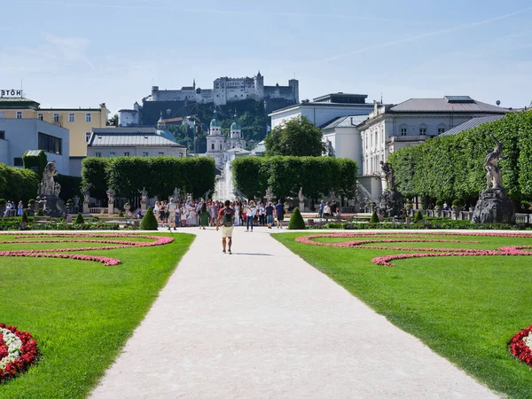 夏季奥地利萨尔茨堡的Mirabell花园人行道 喷泉和要塞景观 — 图库照片