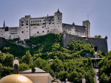 Avusturya 'nın Festungsberg dağındaki Hohensalzburg Kalesi' nin Salzburg şehrinden görüntüler