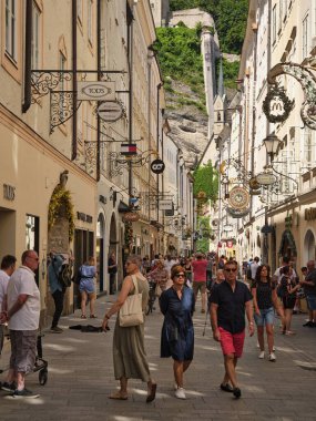 Yazın Avusturya 'nın Salzburg şehir merkezindeki yaya bölgesinde güzel, yoğun tarihi bir cadde.