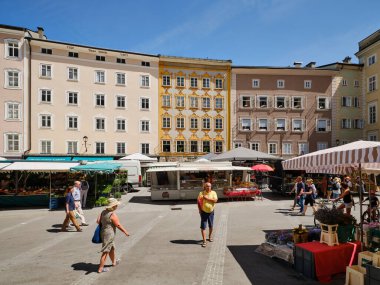 Salzburg 'un merkezindeki yaya bölgesinde, Mozart' ın doğduğu yerin tam ortasından, Avusturya yazında güzel tarihi bir meydan.