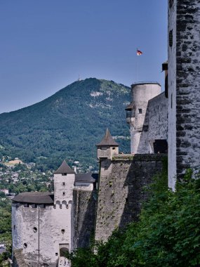 Hohensalzburg Kalesi 'nin duvarları çiçek ve dağ manzaralı, Salzbuurg, Avusturya