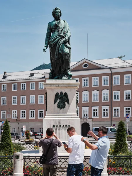 Yazın Avusturya 'nın Salzburg kentinde Wolfgang Amadeus Mozart' ın açık hava ve turizm heykeli