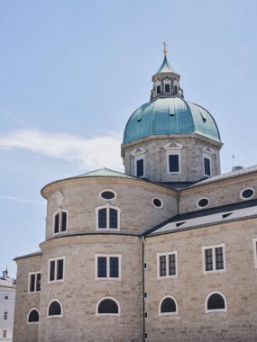 Avusturya, Salzburg 'da Azizler Katedrali Rupert ve Vergilius' un haçı olan arka kule.