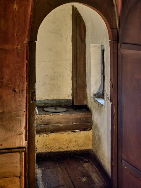 Hohensalzburg Kalesi 'ndeki eski ahşap tuvalet, Salzburg, Avusturya