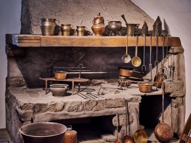Hohensalzburg Kalesi, Salzburg, Avusturya 'da bulaşıkları olan mutfak fırını.