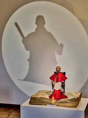 Avusturya Hellbrunn Sarayı 'ndaki eski bir tarihsel haritacının heykeli.