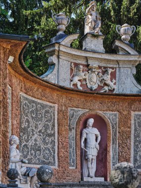 Avusturya 'daki Hellbrunn Sarayı yakınlarındaki Wassespiele Parkı' nda heykeller.