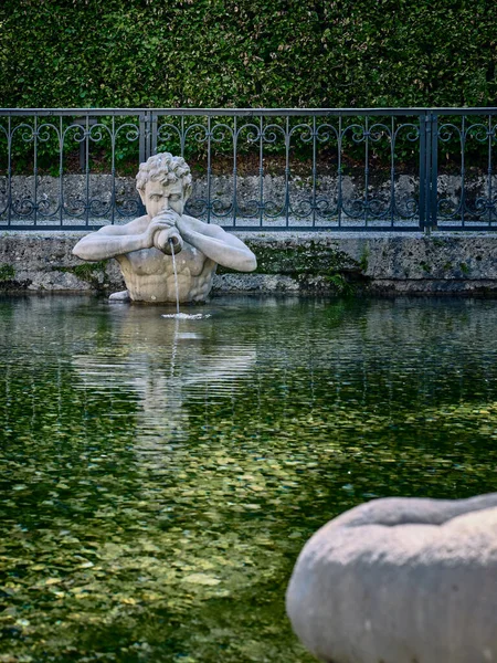 奥地利Hellbrunn宫附近Wassespiele公园的雕像 — 图库照片