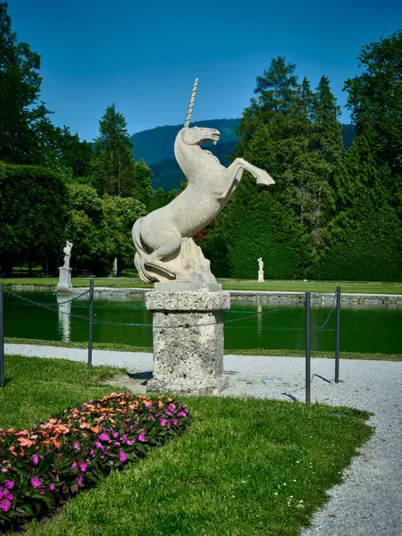 奥地利Hellbrunn宫附近的Wassespiele公园里的独角兽雕像 — 图库照片