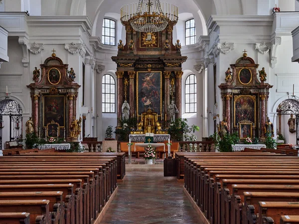 Vista Entre Bancos Madeira Altar Lustre Dentro Igreja Hallein Áustria — Fotografia de Stock