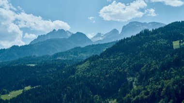 Avusturya 'daki Hohenwerfen Kalesi' nden kayalık dağın manzarası