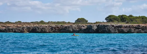 Sea Kayaker Rocky Coast Menorca Panorama Spain — Foto de Stock