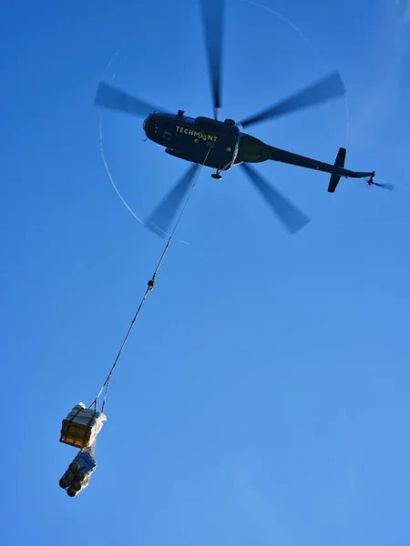 Bottom View Flying Helicopter Cargo Suspended Rope — Stock Photo, Image