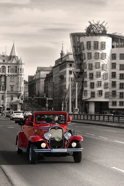 Vintage bil og dansende hus i Prag - Stock-foto