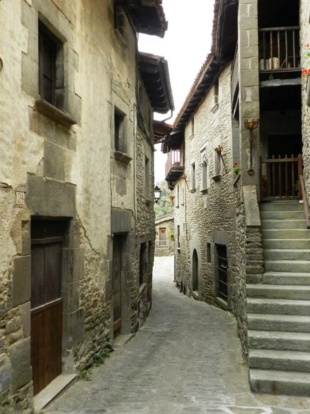 Улица в старом городе Жирона, Испания — стоковое фото