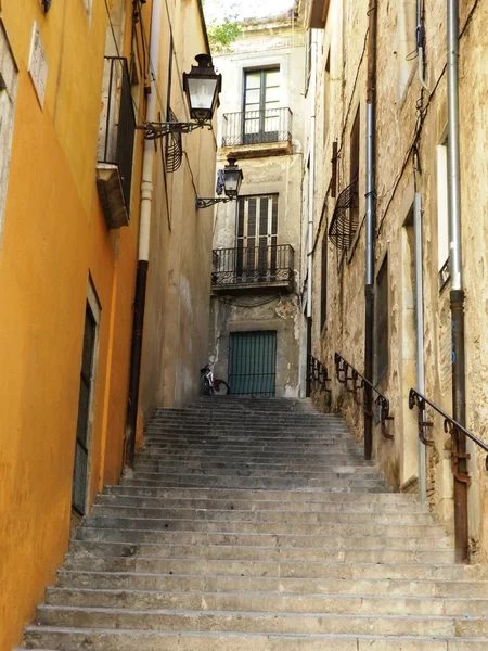 Calle en el casco antiguo de Gerona, España — Foto de Stock