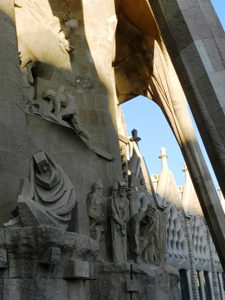 La sagrada familia, zaprojektowany przez Antoniego Gaudiego Kościoła katolickiego w Barcelonie — Zdjęcie stockowe