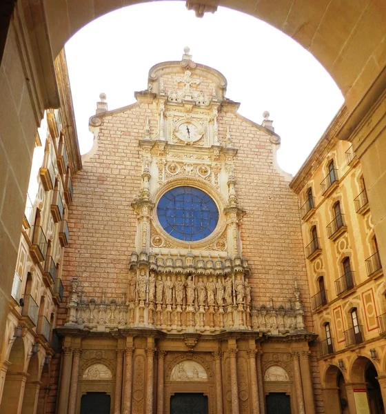 Gevel van de basiliek in de benedictijnenabdij op montserrat Catalonië, Spanje — Stockfoto